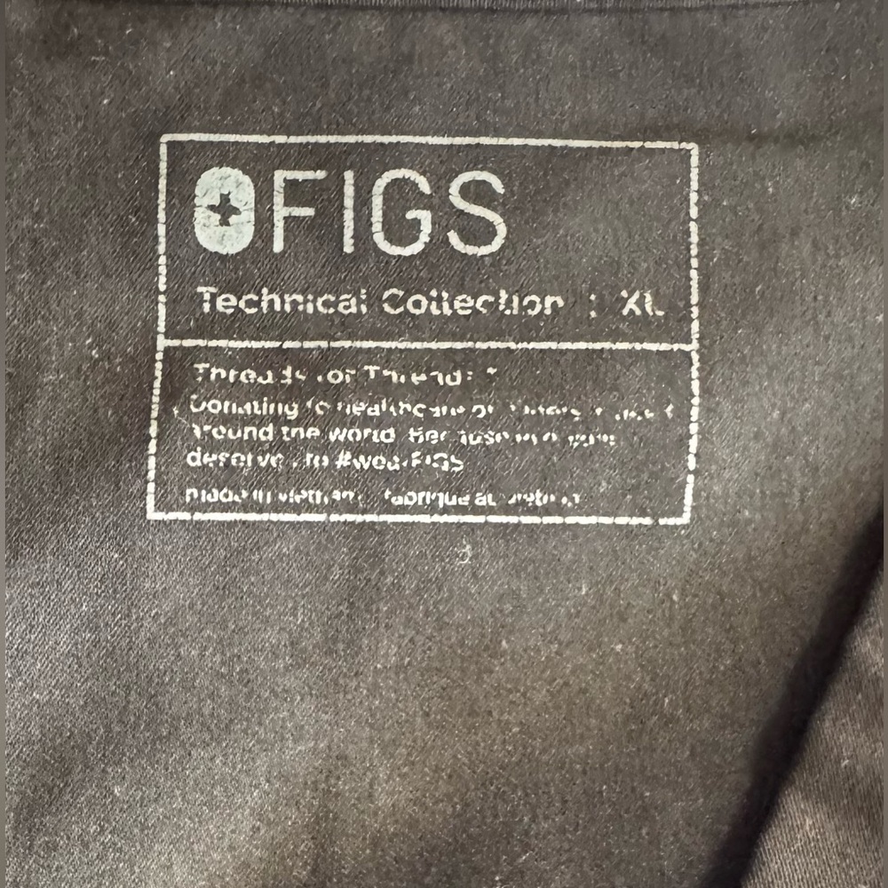 Figs Women's Scrub Set - Casma Top XL / Zamora Jogger XL - BLACK - Picture 10 of 16
